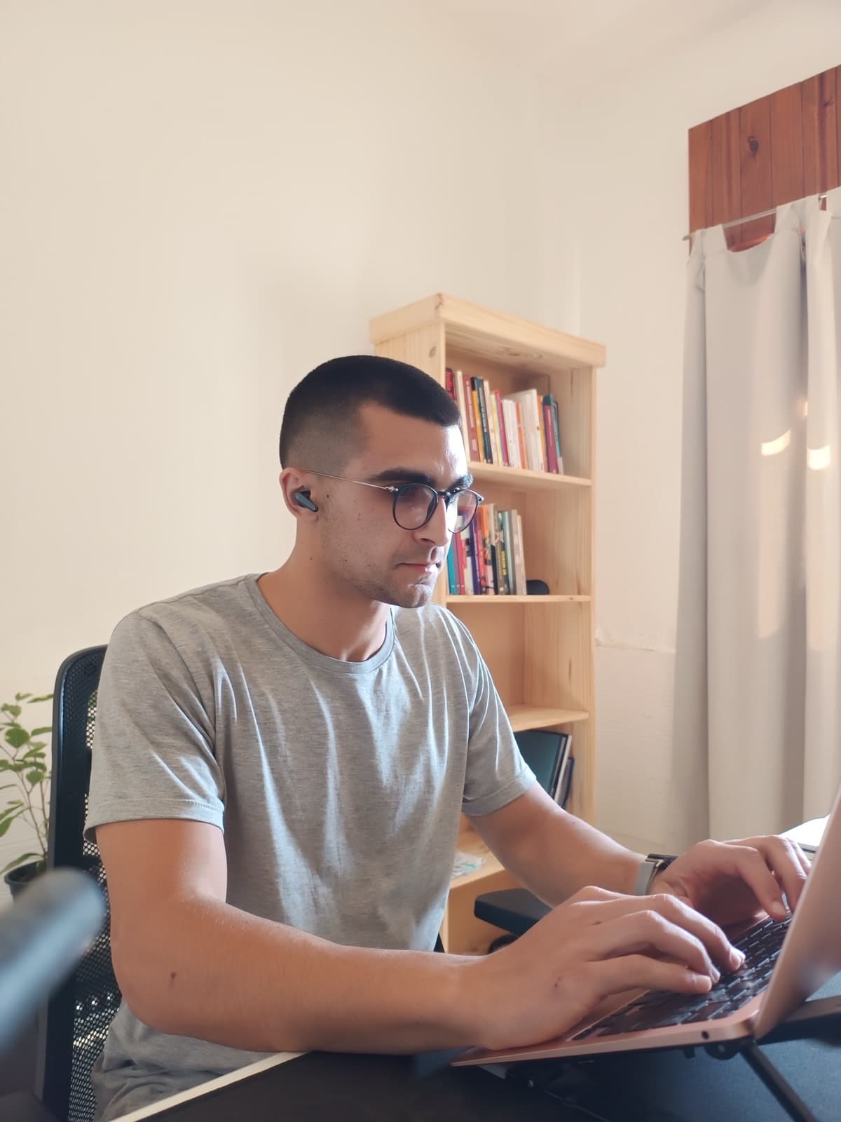 Santiago trabajando en su escritorio, escribiendo en la notebook